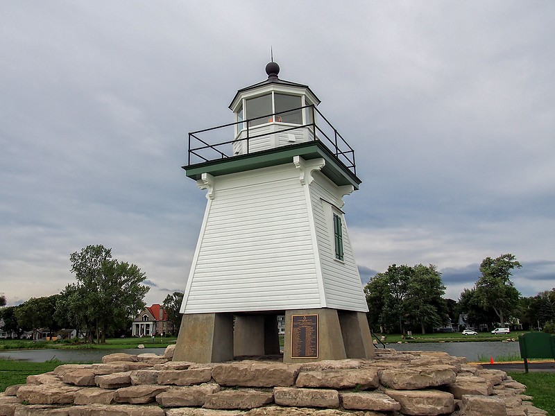 Ohio / Port Clinton Breakwater lighthouse
Author of the photo: [url=https://www.flickr.com/photos/selectorjonathonphotography/]Selector Jonathon Photography[/url]
Keywords: Ohio;Lake Erie;United States;Port Clinton