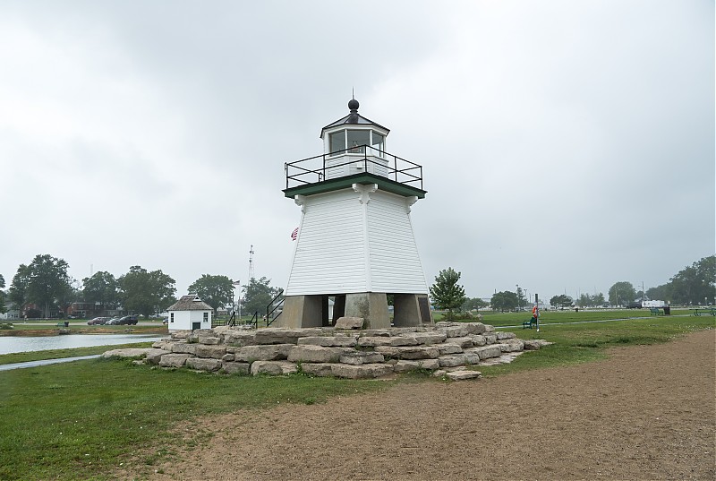 Ohio / Port Clinton Breakwater lighthouse
Author of the photo: [url=https://www.flickr.com/photos/selectorjonathonphotography/]Selector Jonathon Photography[/url]
Keywords: Ohio;Lake Erie;United States;Port Clinton