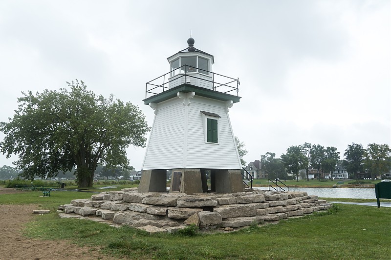 Ohio / Port Clinton Breakwater lighthouse
Author of the photo: [url=https://www.flickr.com/photos/selectorjonathonphotography/]Selector Jonathon Photography[/url]
Keywords: Ohio;Lake Erie;United States;Port Clinton