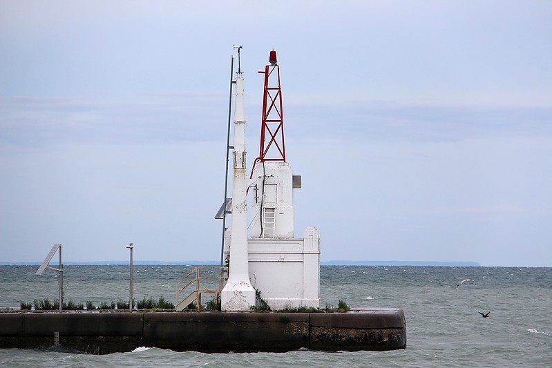 Port Weller Outer Breakwater light
Author of the photo: [url=http://www.flickr.com/photos/21953562@N07/]C. Hanchey[/url]
Keywords: Port Weller;Lake Ontario;Ontario;United States