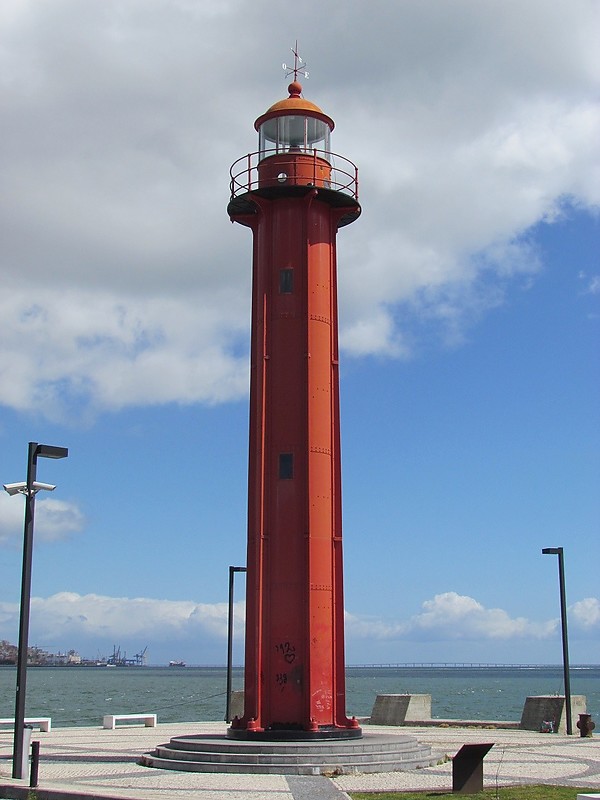 Cacilhas lighthouse
Keywords: Lisbon;Portugal;Rio Tejo