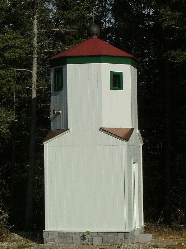 Michigan / Presque Isle Old Range Front light
Author of the photo: [url=https://www.flickr.com/photos/larrymyhre/]Larry Myhre[/url]

Keywords: Michigan;Lake Huron;United States