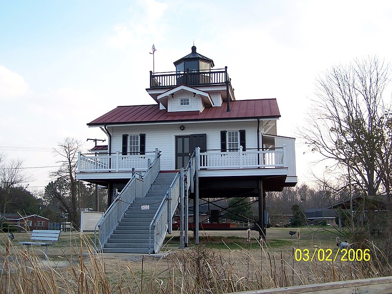 North Carolina / Roanoke River lighthouse (replica)
Author of the photo: [url=https://www.flickr.com/photos/bobindrums/]Robert English[/url]
Keywords: Albemarie Sound;United States;North Carolina