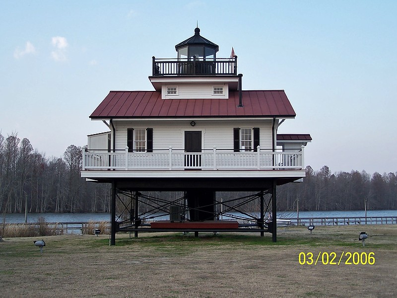 North Carolina / Roanoke River lighthouse (replica)
Author of the photo: [url=https://www.flickr.com/photos/bobindrums/]Robert English[/url]
Keywords: Albemarie Sound;United States;North Carolina