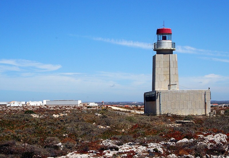 Farol de Sagres
Author of the photo: [url=https://www.flickr.com/photos/34919326@N00/]Fin Wright[/url]

Keywords: Sagres;Portugal;Atlantic ocean