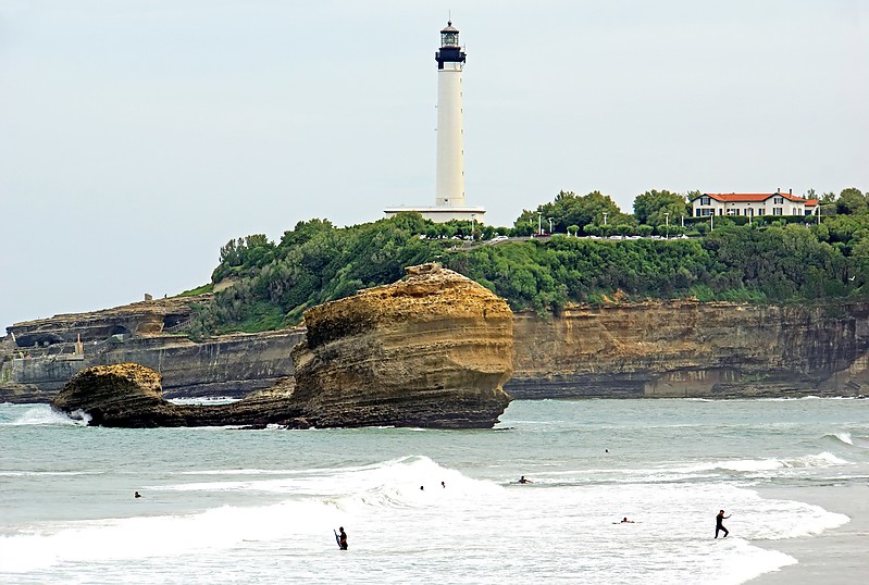 Biarritz / Pointe Saint-Martin Lighthouse
Author of the photo: [url=https://www.flickr.com/photos/archer10/] Dennis Jarvis[/url]

Keywords: Anglet;France;Bay of Biscay