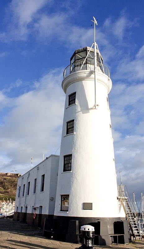 North-East Coast / Scarborough Pier Lighthouse
Built in 1806, reconstructed in 1931.
Aka Vincent's Pier Lighthouse
Author of the photo: [url=https://www.flickr.com/photos/34919326@N00/]Fin Wright[/url]
Keywords: Scarborough;England;North sea;United Kingdom