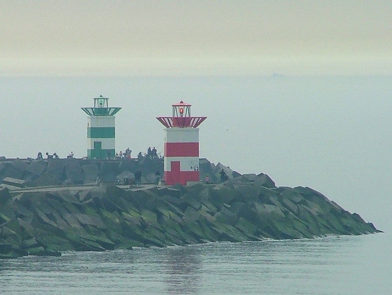 Scheveningen / Noorderhoofd (Red) & Zuiderhoofd (Green) lights
Author of the photo: [url=https://www.flickr.com/photos/larrymyhre/]Larry Myhre[/url]
Keywords: Den Haag;Netherlands;North Sea