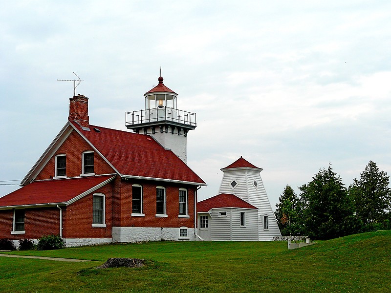 Wisconsin / Sherwood Point lighthouse
Author of the photo: [url=https://www.flickr.com/photos/9742303@N02/albums]Kaye Duncan[/url]

Keywords: Wisconsin;Lake Michigan;United States