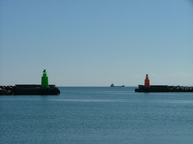 Skagen Harbour East Pier (green) and West Pier (red) lighthouses
Author of the photo: [url=https://www.flickr.com/photos/larrymyhre/]Larry Myhre[/url]

Keywords: Skagen;Denmark;Kattegat