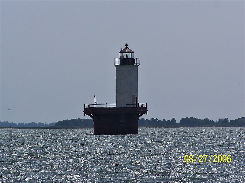 Maryland / Solomon's Lump lighthouse
Author of the photo: [url=https://www.flickr.com/photos/bobindrums/]Robert English[/url]
Keywords: Maryland;Chesapeake Bay;United States;Offshore