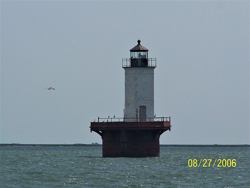 Maryland / Solomon's Lump lighthouse
Author of the photo: [url=https://www.flickr.com/photos/bobindrums/]Robert English[/url]
Keywords: Maryland;Chesapeake Bay;United States;Offshore