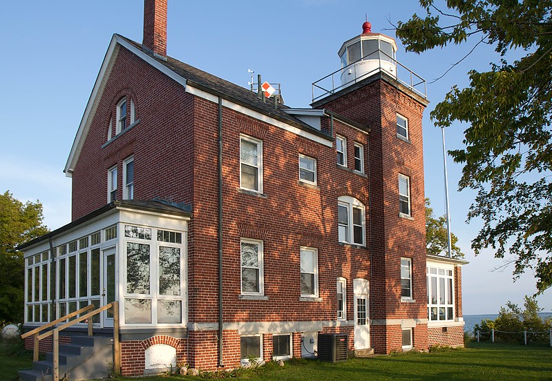 Ohio / South Bass Island old lighthouse 
Photo source:[url=http://lighthousesrus.org/index.htm]www.lighthousesRus.org[/url]
Non-commercial usage with attribution allowed
Keywords: Lake Erie;Ohio;United States