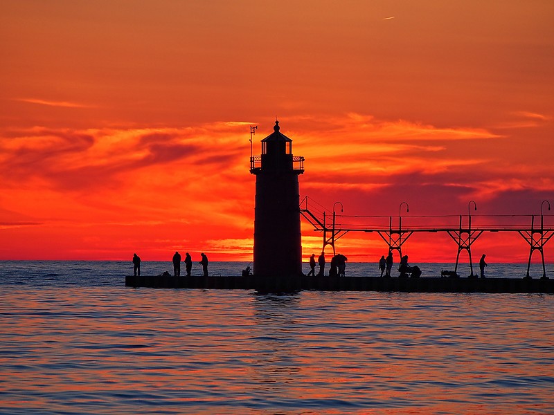 Michigan / South Haven South Pierhead lighthouse
Author of the photo: [url=https://www.flickr.com/photos/selectorjonathonphotography/]Selector Jonathon Photography[/url]
Keywords: Michigan;Lake Michigan;United States;South Haven;Sunset