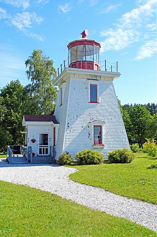 New Brunswick / Quaco Head (2) lighthouse
AKA Saint Martins 
Lantern from original lighthouse installed at new building
Author of the photo: [url=https://www.flickr.com/photos/archer10/]Dennis Jarvis[/url]
Keywords: New Brunswick;Canada;Bay of Fundy