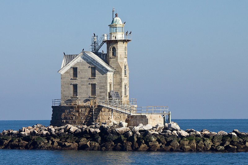 Connecticut /  Stratford Shoal lighthouse
AKA Middle Ground
Some maps consider its location in New York state
Author of the photo: [url=https://jeremydentremont.smugmug.com/]nelights[/url]

Keywords: Connecticut;United States;Atlantic ocean;Long Island Sound;Offshore