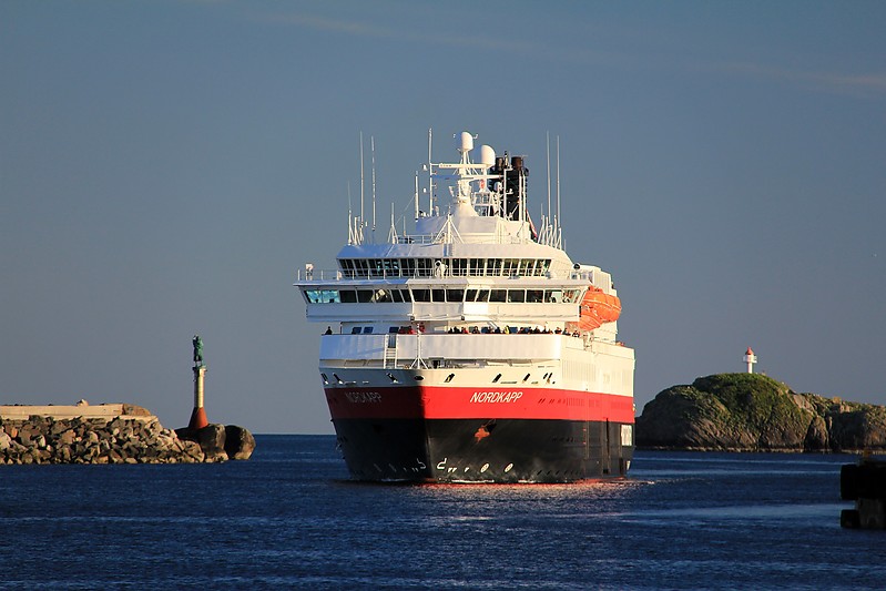 Lofoten / Svolvaer / Vestre Vabeinan light (statue on left) and Rødholmen light (on a background at right)
Vestre Vabeinan - AKA Vestre Vabeinskjær, Fiskerkona
Permission granted by [url=http://forum.shipspotting.com/index.php?action=profile;u=116023]KPRonald[/url]
Keywords: Norway;Lofoten islands;Norwegian sea