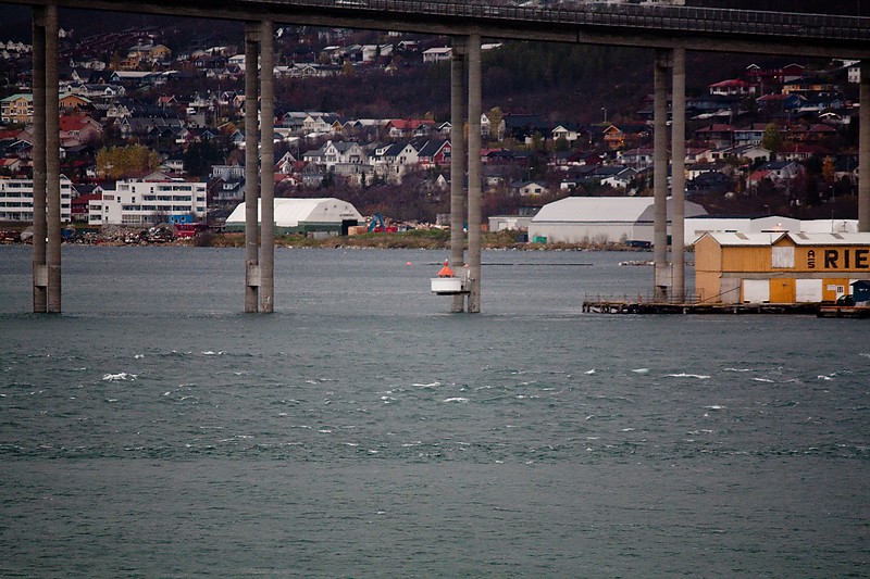 TROMSø - Tromsø Bridge - E Side Lighthouse
Photo source:[url=http://lighthousesrus.org/index.htm]www.lighthousesRus.org[/url]
Non-commercial usage with attribution allowed
Keywords: Tromso;Norway;Norwegian sea