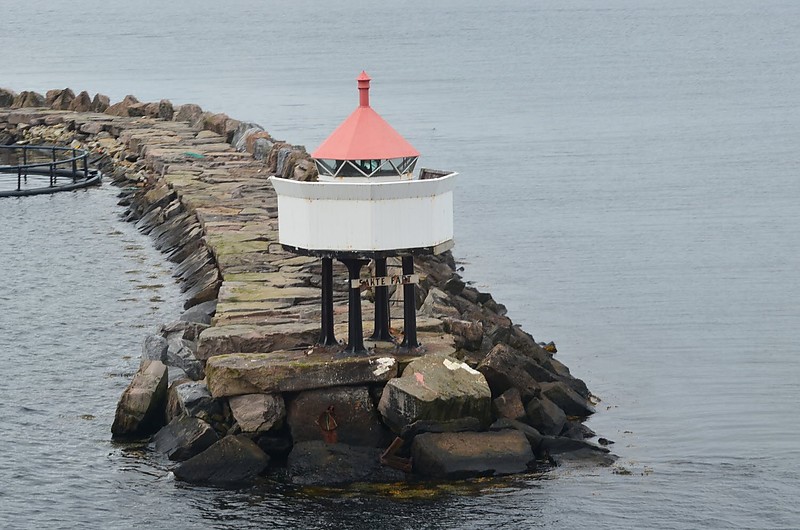 Vadsø havn lighthouse
Author of the photo: [url=https://www.flickr.com/photos/16141175@N03/]Graham And Dairne[/url]

Keywords: Norway;Vadso;Barents sea