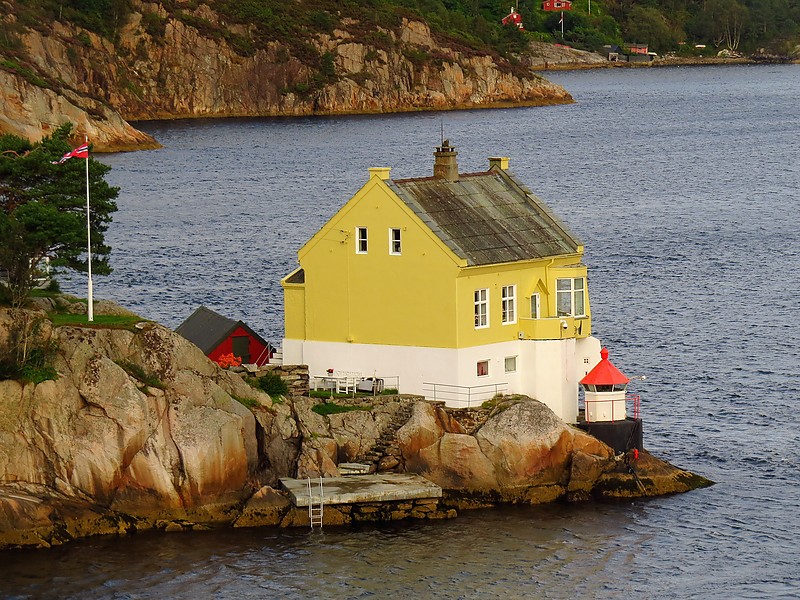 Vatlestraumen lighthouse
Author of the photo: [url=https://www.flickr.com/photos/larrymyhre/]Larry Myhre[/url]
Keywords: Vatlestraumen;Hordaland;Norway;Bergen