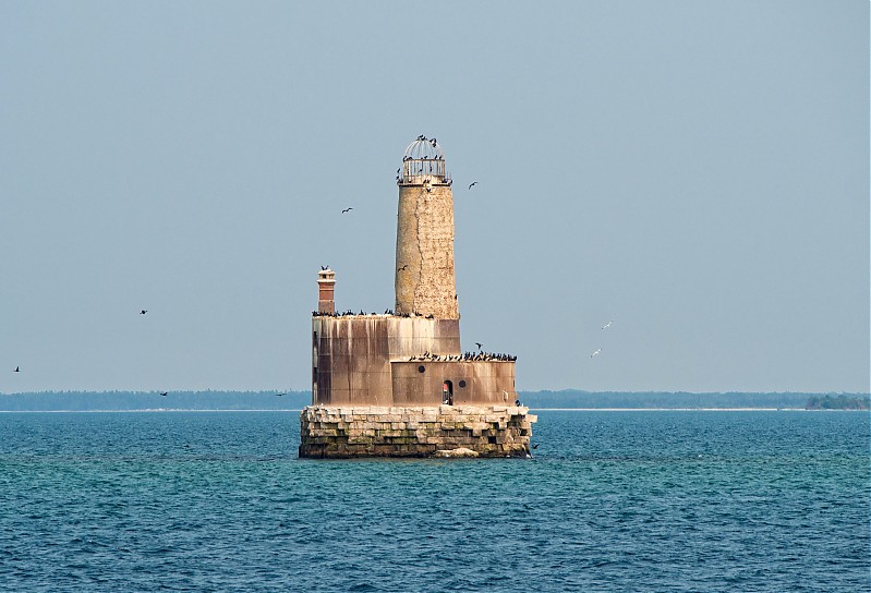 Michigan / Waugoshance shoal lighthouse
Author of the photo: [url=https://www.flickr.com/photos/selectorjonathonphotography/]Selector Jonathon Photography[/url]
Keywords: Michigan;Lake Michigan;United States;Offshore