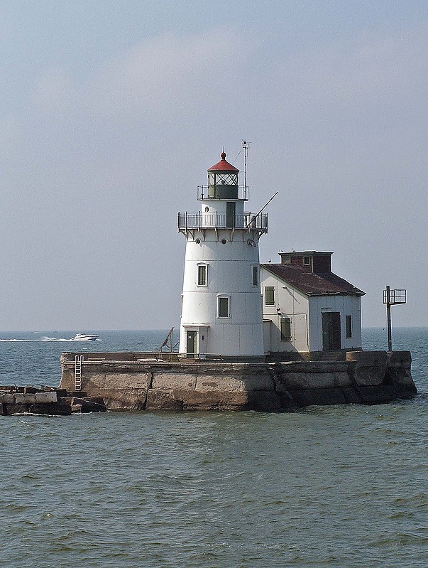 Ohio / Cleveland West Pierhead lighthouse
Author of the photo: [url=https://www.flickr.com/photos/21475135@N05/]Karl Agre[/url]
Keywords: Cleveland;Lake Erie;Ohio;United States