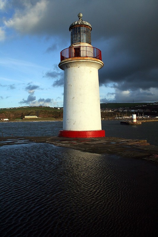 Whitehaven West Pier Lighthouse
Author of the photo: [url=https://www.flickr.com/photos/34919326@N00/]Fin Wright[/url]

Keywords: England;United Kingdom;Whitehaven;Irish Sea