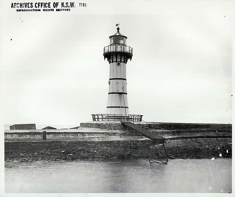 Wollongong Breakwater lighthouse  - historic picture
NSW State Archives
Keywords: Wollongong;Tasman sea;Australia;New South Wales;Historic