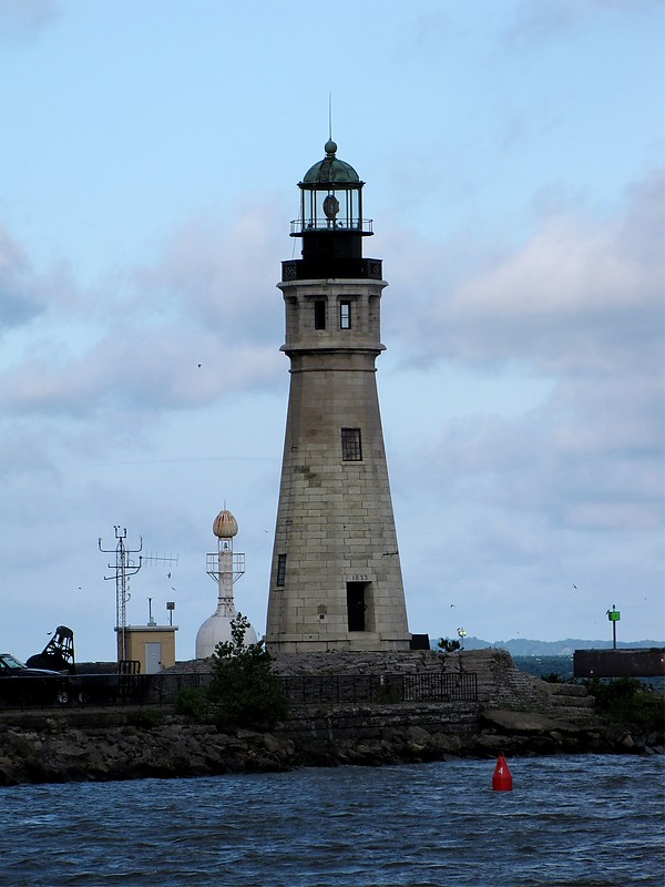 New York / Buffalo Main lighthouse
White bottle-like construction behind is ARLHS USA-1302
Author of the photo: [url=https://www.flickr.com/photos/bobindrums/]Robert English[/url]
Keywords: New York;Buffalo;United States;Lake Erie