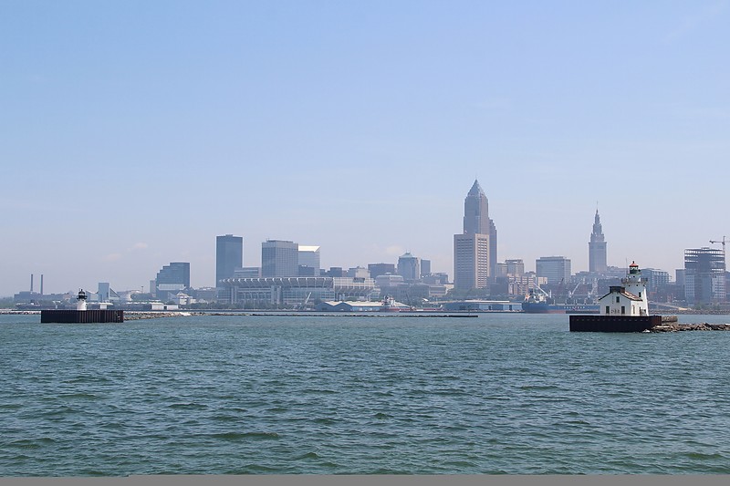 Ohio / Cleveland East (left) and West (right) Pierhead lighthouses
Author of the photo: [url=http://www.flickr.com/photos/21953562@N07/]C. Hanchey[/url]
Keywords: Cleveland;Lake Erie;Ohio;United States