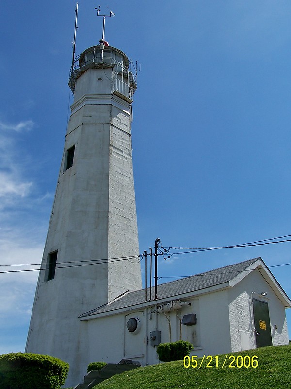 New York / Eaton's Neck lighthouse
Author of the photo: [url=https://www.flickr.com/photos/bobindrums/]Robert English[/url]
Keywords: New York;Long Island Sound;United States