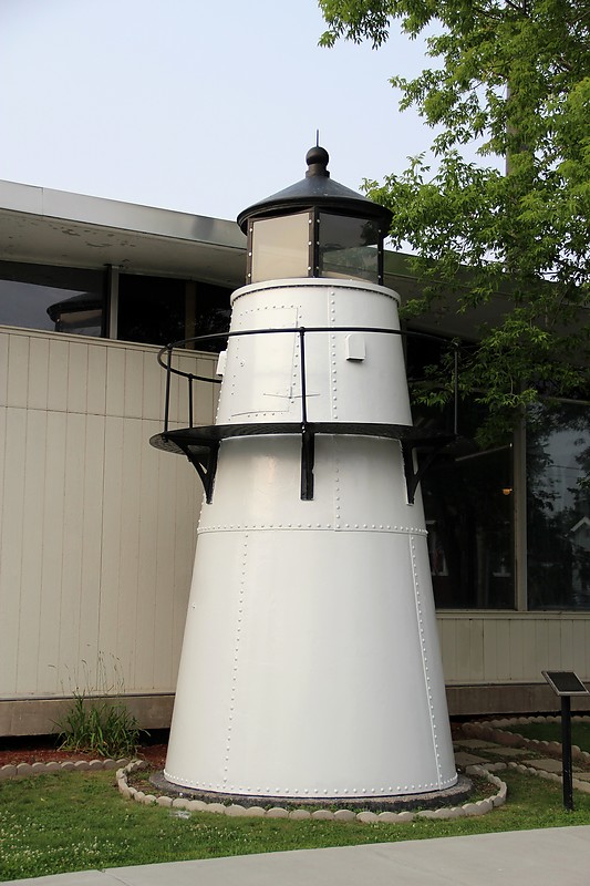 Michigan /  Frying Pan Island lighthouse
Author of the photo: [url=http://www.flickr.com/photos/21953562@N07/]C. Hanchey[/url]
Keywords: Michigan;United States