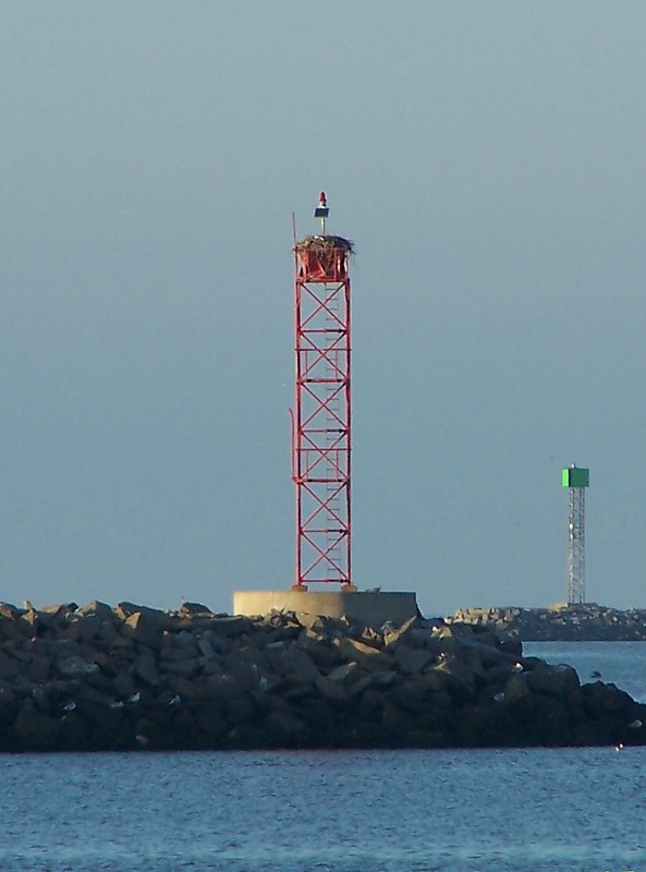 Delaware / Lewes Breakwater light (red) and Detached Breakwater Light No 3 (green)
Author of the photo: [url=https://www.flickr.com/photos/bobindrums/]Robert English[/url]
Keywords: Lewes;Delaware Bay;Delaware;United States