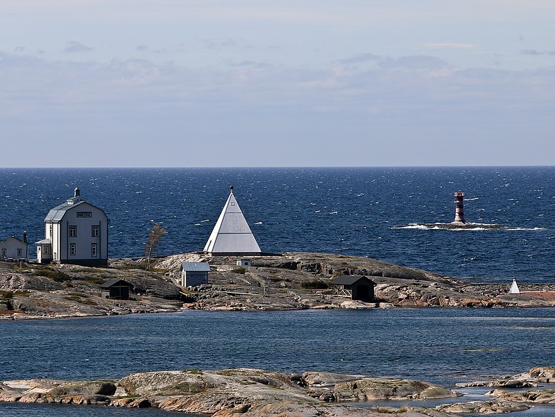 Aland Islands / left to right: Kobba Klintar pilot station For Signal and Marhallan lighthouse
Pilot station: 1862(?). Inactive since 1972; A fog signal was established here in 1910 - current contruction is replica
Author of the photo: [url=http://fotki.yandex.ru/users/winterland4/]Vyuga[/url]
Keywords: Aland islands;Gulf of Bothnia;Finland;Mariehamn;Offshore