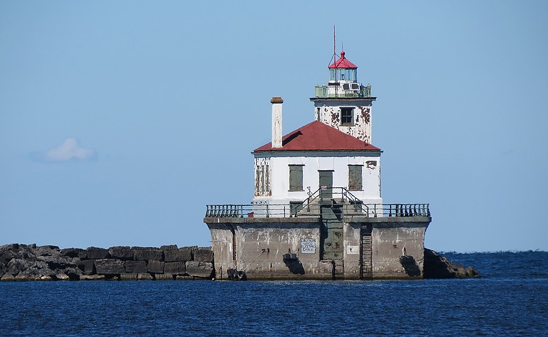 New York / Oswego Harbor West Pierhead lighthouse
Author of the photo: [url=https://www.flickr.com/photos/21475135@N05/]Karl Agre[/url]
Keywords: New York;Oswego;Lake Ontario;United States