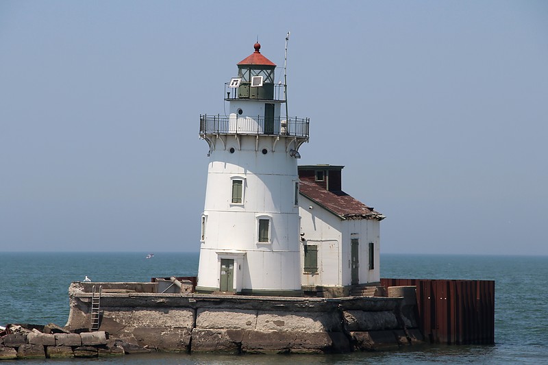 Ohio / Cleveland West Pierhead lighthouse
Author of the photo: [url=http://www.flickr.com/photos/21953562@N07/]C. Hanchey[/url]
Keywords: Cleveland;Lake Erie;Ohio;United States