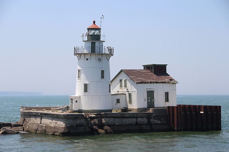 Ohio / Cleveland West Pierhead lighthouse
Author of the photo: [url=http://www.flickr.com/photos/21953562@N07/]C. Hanchey[/url]
Keywords: Cleveland;Lake Erie;Ohio;United States