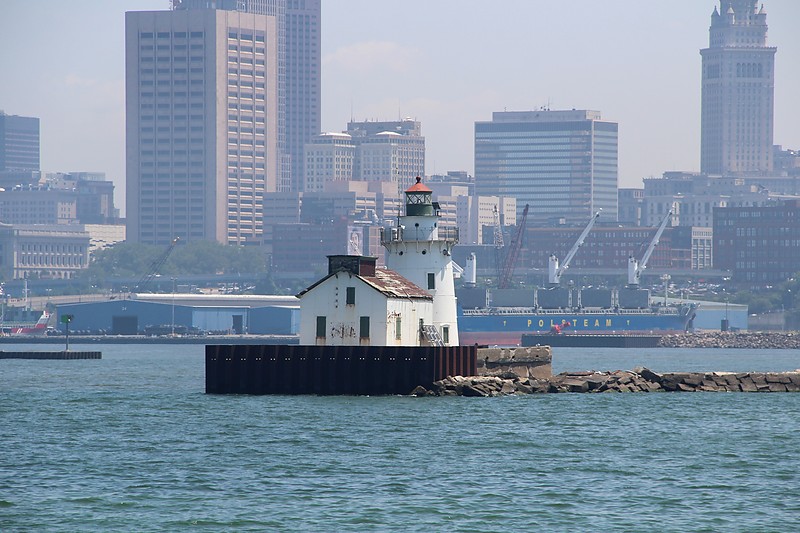 Ohio / Cleveland West Pierhead lighthouse
Author of the photo: [url=http://www.flickr.com/photos/21953562@N07/]C. Hanchey[/url]
Keywords: Cleveland;Lake Erie;Ohio;United States