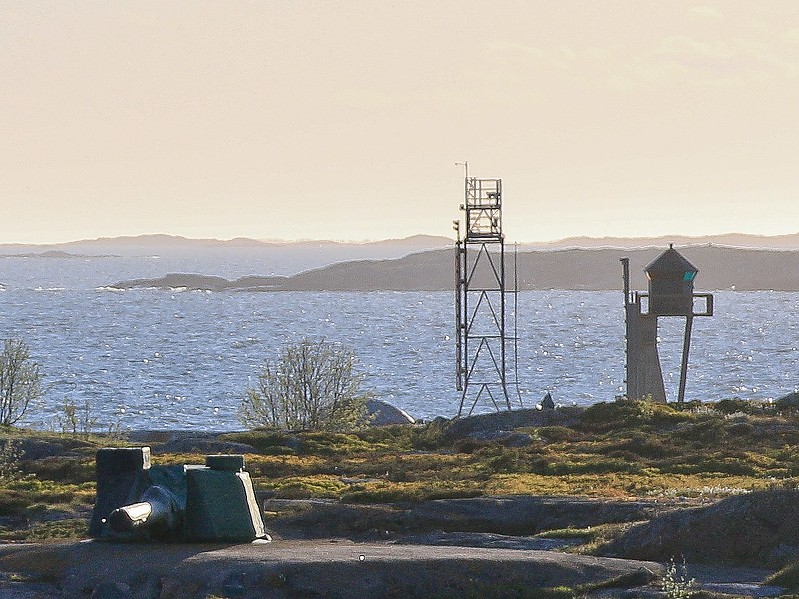 Uto Front Range light
Light1: tower on right, Light2: tower on left; both synchronized
Author of the photo: [url=http://fotki.yandex.ru/users/winterland4/]Vyuga[/url]
Keywords: Baltic sea;Finland