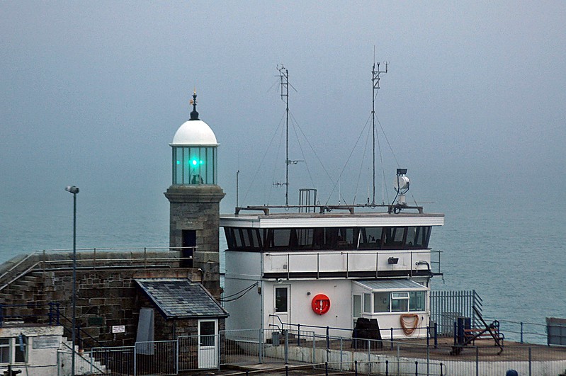 Guernsey / White Rock Pier lighthouse
Entrance to St. Peters Port, Guernsey(Right/Starboard side)
Taken just after arrival in Guernsey, on route to Jersey.
Was a very foggy and damp day.
Keywords: Guernsey;English channel;United Kingdom