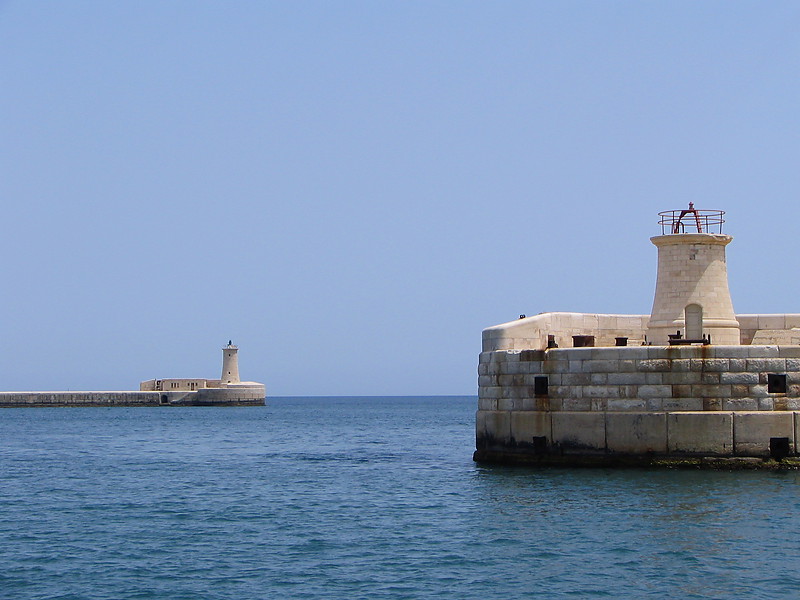 Valetta / Ricasoli Lighthouse (distant - St.Elmo lighthouse)
Keywords: Grand Harbour;Valletta;Mediterranean sea;Malta