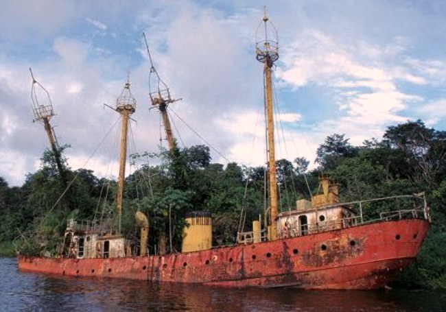 Lightships Suriname 2 & 3
Lightship Suriname 2 (ex U.S. LV-106/WAL-528)
Lightship Suriname 3 (ex U.S. LV-109/WAL-531)
After many years in the bush it looked like this.
Keywords: Suriname;Suriname river;Lightship
