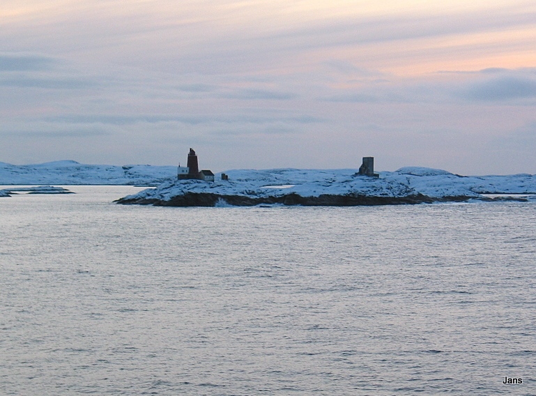 Near Dönna Island / Asvaer Lighthouse
Picture taken from a ship on her way to Mo i Rana.
To the right the old lighthouse from 1876, abandoned after a storm in 1917 ruined her.
To the left the new lighthouse from 1917.
Keywords: Norway;Norwegian sea;Donna island;Asvaerfjorden