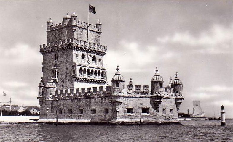 Rio Tejo / Lisboa / Torre de Belém / Light in front (at high tide)
Picture made after 1958, the year that the monument (distant between fort and light) was finished. On some 1970 picture this light is still there.
Keywords: Lisbon;Portugal;Atlantic ocean;Historic