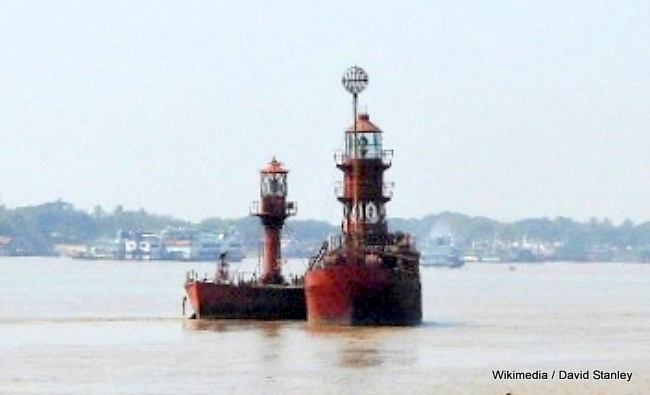 Yangon (Rangoon) river / A lightvessel and a floating light anchored, waitng in reserve?
Names of Mianmar Lightvessels: ALL LV F1078 Dagon & ALL LV F1074 Sanda. Could these 2 be the Krishna & Baragua renamed? If so, could the bigger one on this picture be one of these 2?

The smaller Thuriya F1072 / Lanthaya F 1080 / Upper F1085 / Than Lwin F 1124 are floating lights without accomodation.
Keywords: Myanmar;Yangon;Lightship