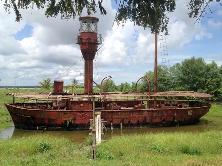 Paramaribo / Fort Nieuw Amsterdam / Lichtschip Suriname Rivier
New picture. She is situated near Fort Nieuw Amsterdam, should be a part of an open air museum, but fundraisings for maintenance are very slow. She should be preserved!!
Keywords: Suriname;Lightship;Nieuw Amsterdam