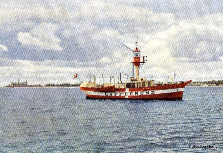 Sont / Helsingör / Fyrskib XVI "Lappegrund".
Built in 1895
Anchored at this position from 1916 until 1926.
The ship sunk in the Caribic around 1970.

To the left on the picture Kronborg Castle.
Keywords: Denmark;Lightship