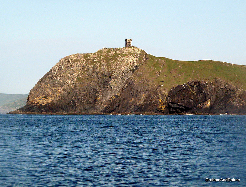 Munster / County Cork / Seven Heads Signal Tower (Travarra Tower)
Built as a watchtower against invasions, it serves as a daymark. there are a lot of them on these coasts.
Keywords: Ireland;Atlantic ocean;Munster