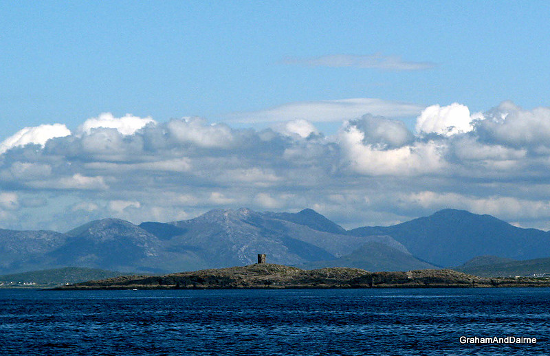Connacht / County Galway / Roundstone - Connemara / Golam Island / Golam Head Semaphore (Signal) Tower
Back mark of a six mile transit for an inner passage to Roundstone
Keywords: Connacht;Ireland;Atlantic ocean;Galway