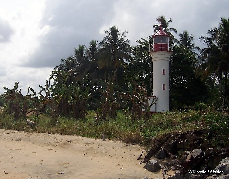 Gulf of Guinea / Mouth Kienké River / Phare de Kribi (range front)
Looking good, painted & illuminated.
picture 01-07-2007
Keywords: Cameroon;Gulf of Guinea
